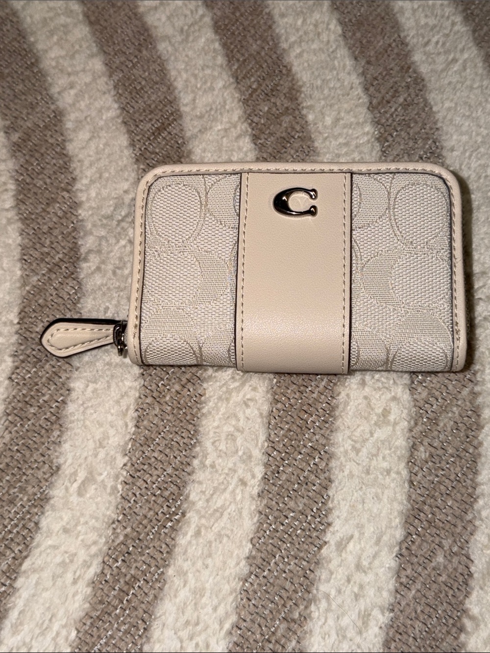 Essential Small Zip Around Card Case In Signature Jacquard - Picture 4 of 6